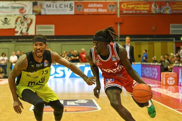 Terry Allen, Nuni Omot 1 matchday, Basketball Bundesliga, Basketball season 2021 2022, Germany, easyCredit BBL, Germany, Giessen 46ers, giessen red, men, Jobstairs GIESSEN 46ers Medi Bayreuth, men, Bayreuth in yellow