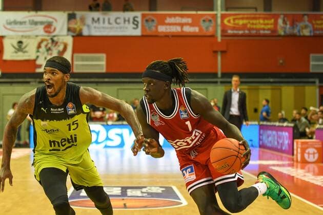 Terry Allen, Nuni Omot 1 matchday, Basketball Bundesliga, Basketball season 2021 2022, Germany, easyCredit BBL, Germany, Giessen 46ers, giessen red, men, Jobstairs GIESSEN 46ers Medi Bayreuth, men, Bayreuth in yellow