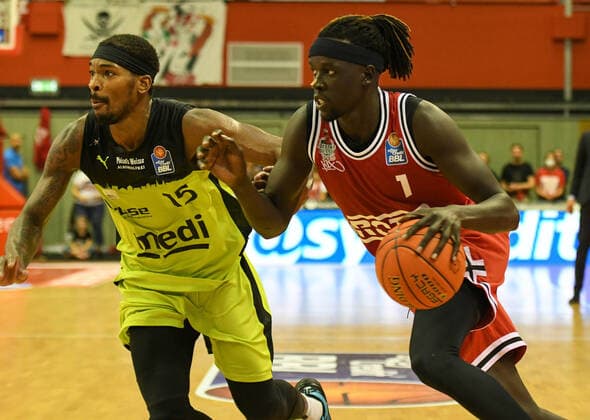 Terry Allen, Nuni Omot 1 matchday, Basketball Bundesliga, Basketball season 2021 2022, Germany, easyCredit BBL, Germany, Giessen 46ers, giessen red, men, Jobstairs GIESSEN 46ers Medi Bayreuth, men, Bayreuth in yellow