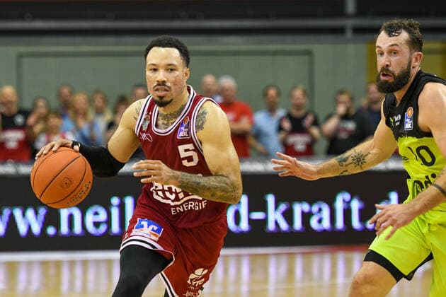 Kyan Anderson, Bastian Doreth 1 matchday, Basketball Bundesliga, Basketball season 2021 2022, Germany, easyCredit BBL, Germany, Giessen 46ers, giessen red, men, Jobstairs GIESSEN 46ers Medi Bayreuth, men, Bayreuth in yellow