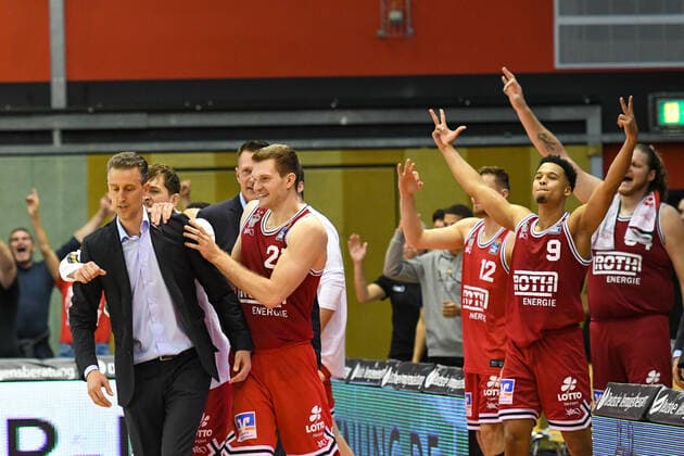 Pete Strobl cheers 1 matchday, Basketball Bundesliga, Basketball season 2021 2022, Germany, easyCredit BBL, Germany, Giessen 46ers, giessen red, men, Jobstairs GIESSEN 46ers Medi Bayreuth, men, Bayreuth in yellow
