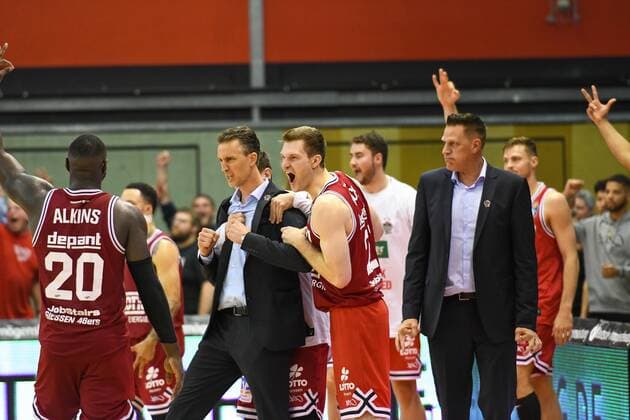 Pete Strobl cheers 1 matchday, Basketball Bundesliga, Basketball season 2021 2022, Germany, easyCredit BBL, Germany, Giessen 46ers, giessen red, men, Jobstairs GIESSEN 46ers Medi Bayreuth, men, Bayreuth in yellow