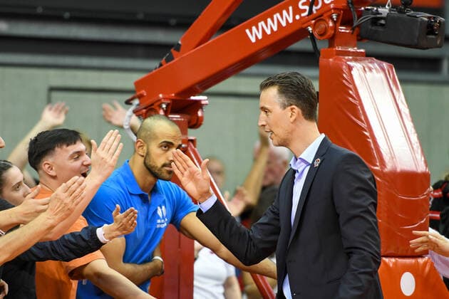 Pete Strobl cheers 1 matchday, Basketball Bundesliga, Basketball season 2021 2022, Germany, easyCredit BBL, Germany, Giessen 46ers, giessen red, men, Jobstairs GIESSEN 46ers Medi Bayreuth, men, Bayreuth in yellow