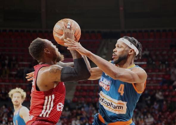 Bayerns 1 Deshaun THOMAS vs Ulms 5 BLOSSOMGAME Basketball, Bayern Ulm, BBL main round, 2021 2022 season, on 26 9 2021 in Munich, A U D I D O M E, Germany Source Copyright Credit Oryk HAIST. x1DX34119.JPGx