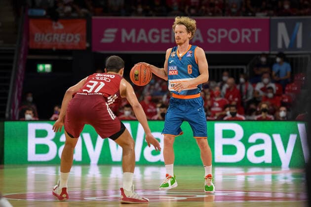 Basketball, BBL, 20210926, FC Bayern München Ratiopharm Ulm In the picture Zan Mark SISKO FC Bayern München, 31 and Per GÜNTHER Guenther Gunther, Ratiopharm Ulm, 6 Munich Audi Dome Bayern Germany Copyright: Passion2Press MarkusxFischerx