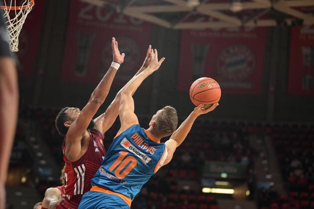 Basketball, BBL, 20210926, FC Bayern München Ratiopharm Ulm In the picture Darrun HILLIARD FC Bayern München, 32 and Christoph PHILIPPS Ratiopharm Ulm, 10 Munich Audi Dome Bayern Germany Copyright: Passion2Press MarkusxFischerx