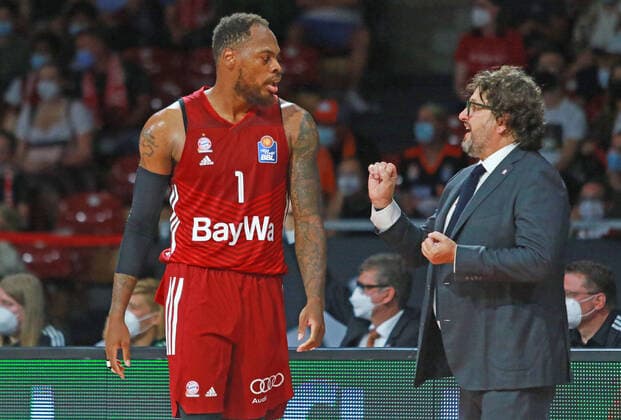 1 Deshaun Thomas and coach Andrea Trinchieri FCBB Basketball, Easycredit BBL, FC Bayern Munich Ratiopharm Ulm at Audi Dome on 26 09 2021 PHOTO Mladen Lackovic LakoPress