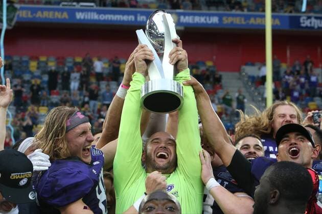 Bilder des Jahres 2021, Sport 09 September Sport Themen der Woche KW38 Sport Bilder des Tages Pokalübergabe an Chefcoach Thomas Gösling (Frankfurt Galaxy) und Quarterback Jakeb Sullivan (Frankfurt Galaxy Nr. 7) , Sieger in einem Herzschlagfinale: Frankfurt Galaxy , Finale der Europaliga ELF, Hamburg Sea Devils - Frankfurt Galaxy, American Football, European League of Football , Saison 2021, 26.09.2021, - *** Cup presented to head coach Thomas Gösling Frankfurt Galaxy and quarterback Jakeb Sullivan Frankfurt Galaxy No 7 , winner in a heart-stopping final Frankfurt Galaxy , European League ELF final, Hamburg Sea Devils Frankfurt Galaxy, American Football, European League of Football , 2021 season, 26 09 2021,