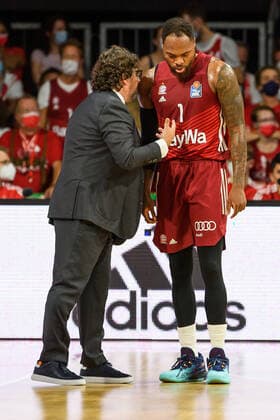 Andrea Trinchieri Head Coach, FC Bayern Muenchen Basketball, with instructions to Deshaun Thomas FC Bayern Muenchen Basketball, 1 FC Bayern Muenchen vs ratiopharm Ulm, Basketball, BBL, Matchday 1, Season 2021 2022, 26 09 2021 FC Bayern Muenchen vs ratiopharm Ulm, Basketball, BBL, Matchday 1, Season 2021 2022, 26 09 2021 Muenchen. Copyright: xEibnerxPressefotox xHeikexFeinerx EP_HFR