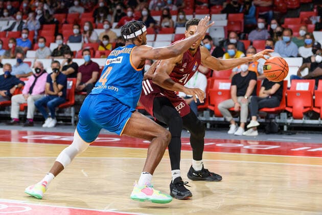Jaron Blossomgame ratiopharm Ulm, 4 vs Augustine Rubit FC Bayern Muenchen Basketball, 21 FC Bayern Muenchen vs ratiopharm Ulm, Basketball, BBL, 1 Matchday, Season 2021 2022, 26 09 2021 FC Bayern Muenchen vs ratiopharm Ulm, Basketball, BBL, 1 Matchday, Season 2021 2022, 26 09 2021 Muenchen Copyright: xEibnerxPressefotox xHeikexFeinerx EP_HFR
