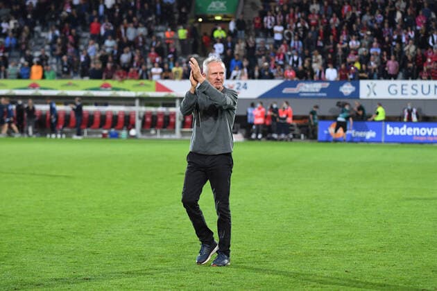 Football 1 Bundesliga 6 Spieltag SC Freiburg FC Augsburg am 26 09 2021 im Dreisamstadion Stadion in Freiburg Christian Streich Trainer Cheftrainer Freiburg Ehrenrunde DFL regulations prohibit any use of photographs as image sequences and or quasi video xHDx