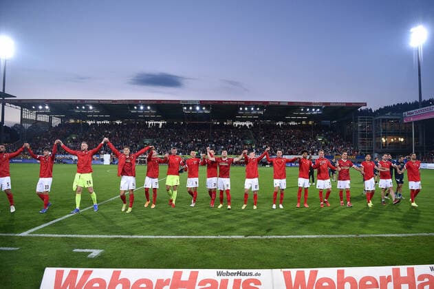 Football 1 Bundesliga 6 Spieltag SC Freiburg FC Augsburg am 26 09 2021 im Dreisamstadion Stadion in Freiburg Innenansicht Innenaufnahme Panorama Innen Fans celebrate the team DFL regulations prohibit any use of photographs as image sequences and or quasi video xHDx