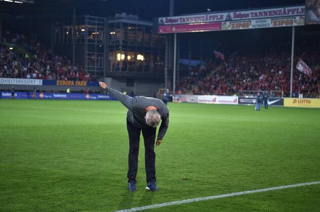 Football 1 Bundesliga 6 Spieltag SC Freiburg FC Augsburg am 26 09 2021 im Dreisamstadion Stadion in Freiburg Ehrenrunde Christian Streich Trainer Cheftrainer Freiburg DFL regulations prohibit any use of photographs as image sequences and or quasi video xHDx
