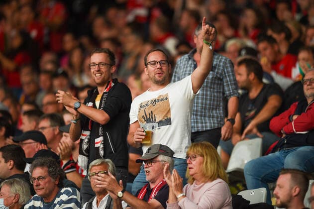 Football, 1 Bundesliga, 6 Matchday 21 22 SC Freiburg vs FC Augsburg 26 September 2021 The spectators, during the football Bundesliga match between SC Freiburg and FC Augsburg, on Sunday, 26 September 2021 at Dreisamstadion in Freiburg im Breisgau DFL REGULATIONS PROHIBIT ANY USE OF PHOTOGRAPHS AS IMAGE SEQUENCES AND OR QUASI VIDEO Copyright: xBEAUTIFULxSPORTS GerdxGruendlx
