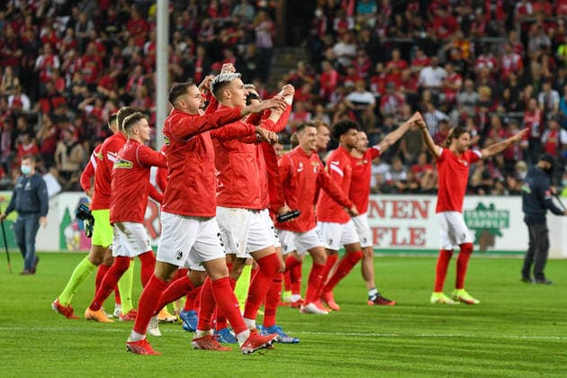 Football, 1 Bundesliga, 6 Matchday 21 22 SC Freiburg vs FC Augsburg 26 September 2021 end of match the SCF wins with 3 0, during the football match between SC Freiburg and FC Augsburg, on Sunday, 26 September 2021 at Dreisamstadion in Freiburg im Breisgau DFL REGULATIONS PROHIBIT ANY USE OF PHOTOGRAPHS AS IMAGE SEQUENCES AND OR QUASI VIDEO Copyright: xBEAUTIFULxSPORTS GerdxGruendlx