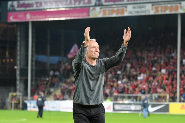 Football, 1 Bundesliga, 6 Matchday 21 22 SC Freiburg vs FC Augsburg 26 September 2021 Christian Streich SC Freiburg coach bows to the crowd during the Bundesliga football match between SC Freiburg and FC Augsburg, Sunday 26 September 2021 at Dreisamstadion in Freiburg im Breisgau DFL REGULATIONS PROHIBIT ANY USE OF PHOTOGRAPHS AS IMAGE SEQUENCES AND OR QUASI VIDEO Copyright: xBEAUTIFULxSPORTS GerdxGruendlx