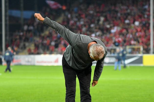 Football, 1 Bundesliga, 6 Matchday 21 22 SC Freiburg vs FC Augsburg 26 September 2021 Christian Streich SC Freiburg coach bows to the crowd during the Bundesliga football match between SC Freiburg and FC Augsburg, Sunday 26 September 2021 at Dreisamstadion in Freiburg im Breisgau DFL REGULATIONS PROHIBIT ANY USE OF PHOTOGRAPHS AS IMAGE SEQUENCES AND OR QUASI VIDEO Copyright: xBEAUTIFULxSPORTS GerdxGruendlx