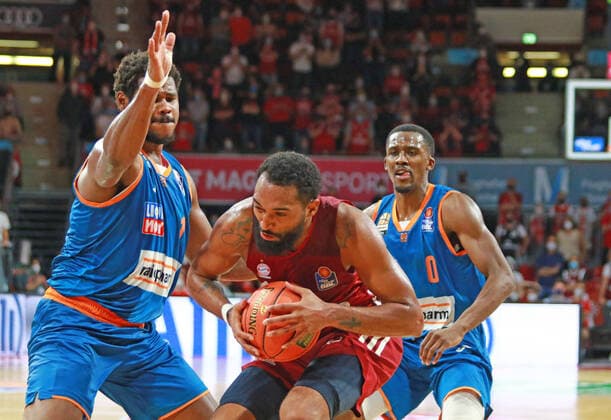 32 Darrun Hilliard FCBB stopped by 1 Cristiano Felicio, li and Semaj Christon Ulm Basketball, Easycredit BBL, FC Bayern Munich Ratiopharm Ulm at Audi Dome on 26 09 2021 PHOTO Mladen Lackovic LakoPress
