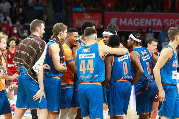 Ulm cheers at the end, final cheer, team cheer, basketball, Easycredit BBL, FC Bayern Munich Ratiopharm Ulm at Audi Dome on 26 09 2021 PHOTO Mladen Lackovic LakoPress