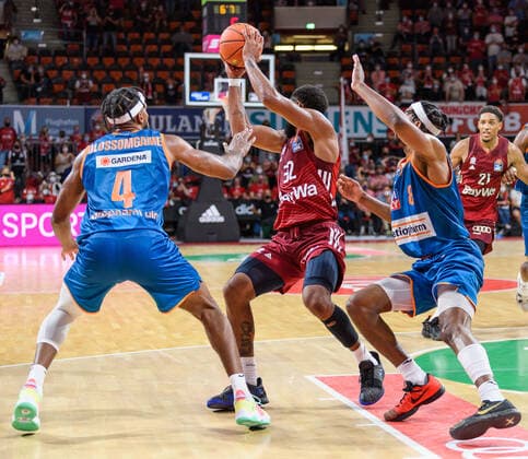 Jaron Blossomgame ratiopharm Ulm, 4 and Justin Simon ratiopharm Ulm, 8 against Darrun Hilliard FC Bayern Muenchen Basketball, 32 FC Bayern Muenchen vs ratiopharm Ulm, Basketball, BBL, 1 Matchday, Season 2021 2022, 26 09 2021 FC Bayern Muenchen vs ratiopharm Ulm, Basketball, BBL, 1 Matchday, Season 2021 2022, 26 09 2021 Muenchen. Copyright: xEibnerxPressefotox xHeikexFeinerx EP_HFR