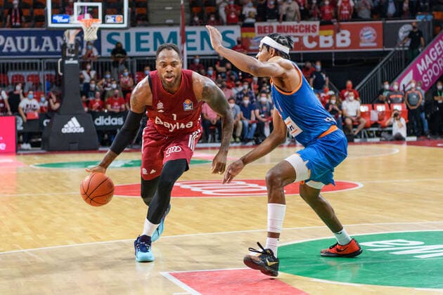 Deshaun Thomas FC Bayern Muenchen Basketball, 1 vs Justin Simon ratiopharm Ulm, 8 FC Bayern Muenchen vs ratiopharm Ulm, Basketball, BBL, 1 Matchday, Season 2021 2022, 26 09 2021 FC Bayern Muenchen vs ratiopharm Ulm, Basketball, BBL, 1 Matchday, Season 2021 2022, 26 09 2021 Muenchen. Copyright: xEibnerxPressefotox xHeikexFeinerx EP_HFR