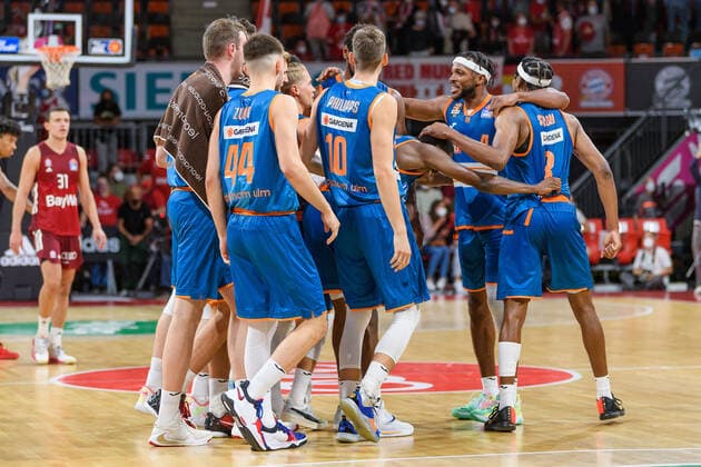 Ulm players cheer victory after overtime FC Bayern Muenchen vs ratiopharm Ulm, Basketball, BBL, 1 matchday, 2021 2022 season, 26 09 2021 FC Bayern Muenchen vs ratiopharm Ulm, Basketball, BBL, 1 matchday, 2021 2022 season, 26 09 2021 Muenchen Copyright: xEibnerxPressefotox xHeikexFeinerx EP_HFR