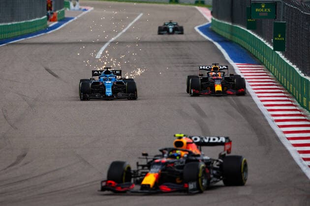 14 ALONSO Fernando (spa), Alpine F1 A521, action 33 VERSTAPPEN Max (nld), Red Bull Racing Honda RB16B, action during the Formula 1 VTB Russian Grand Prix 2021, 15th round of the 2021 FIA Formula One World Championship, WM, Weltmeisterschaft from September 24 to 26, 2021 on the Sochi Autodrom, in Sochi, Russia - Photo Joao Filipe DPPI FORMULE 1 : Grand prix de Russie - Sotchi - 26 09 2021 DPPI PANORAMIC 00121032_JFBE9808