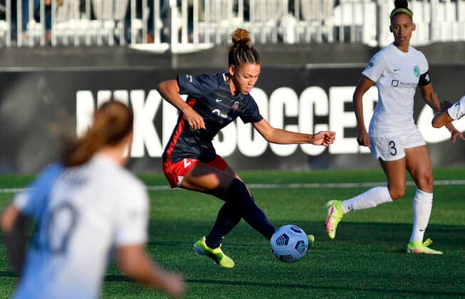 LEESBURG, VA - SEPTEMBER 26: Washington Spirit forward Trinity Rodman (2) makes a move between several defenders during the NWSL game between Kansas City and Washington Spirit September 26, 2021 at Segra Field in Leesburg, VA. (Photo by Randy Litzinger Icon Sportswire) SOCCER: SEP 26 NWSL - Kansas City at Washington Spirit Icon9662109260498