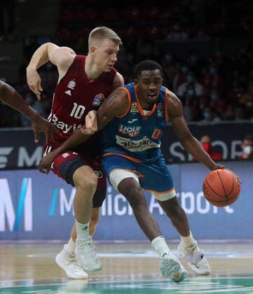 26 09 2021, BBL FC Bayern Basketball vs Ratiopharm Ulm Audi Dome Muenchen, basketball, sports, in the picture Ognjen Jaramaz FCB Basketball vs Semaj Christon Ratiopharm Ulm