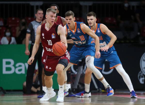 26 09 2021, BBL FC Bayern Basketball vs Ratiopharm Ulm Audi Dome Muenchen, basketball, sports, in picture Ognjen Jaramaz FCB Basketball , Christoph Phlipps Ratiopharm Ulm , Daran Hilliard FCB Basketball and Feder Zugic Ratiopharm Ulm