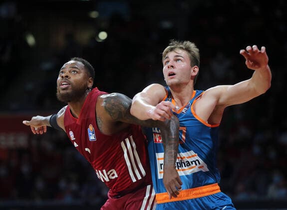 26 09 2021, BBL FC Bayern Basketball vs Ratiopharm Ulm Audi Dome Muenchen, basketball, sports, in the picture Deshaun Thomas FCB Basketball vs Moritz Krimmer Ratiopharm Ulm