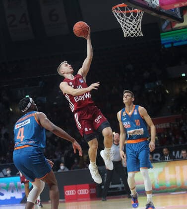 26 09 2021, BBL FC Bayern Basketball vs Ratiopharm Ulm Audi Dome Muenchen, basketball, sports, in the picture Jaron Blossomgame Ratiopharm Ulm , Ognjen Jaramaz FCB Basketball and Christoph Phlipps Ratiopharm Ulm