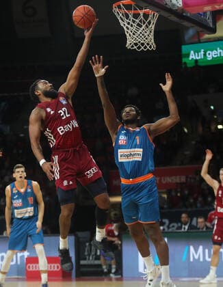 26 09 2021, BBL FC Bayern Basketball vs Ratiopharm Ulm Audi Dome Muenchen, basketball, sports, in the picture Daran Hilliard FCB Basketball vs Christiano Felicio Ratiopharm Ulm