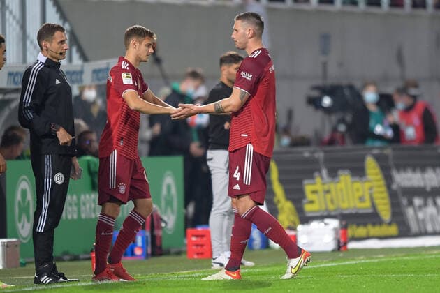 Football, 1 Bundesliga, 20210924, SpVgg Greuther Fürth FC Bayern München In picture substitution change, Josip STANISIC FC Bayern München, 44 for Niklas SÜLE Suele Sule, FC Bayern München, 4 Fürth Sportpark Ronhof Thomas Sommer Bayern Germany Copyright: Passion2Press MarkusxFischerx