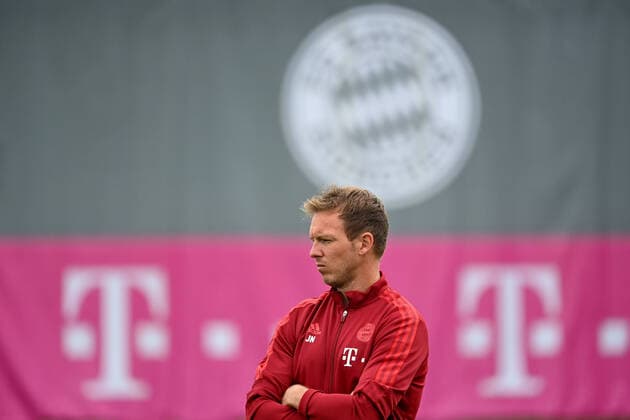 Coach Julian NAGELSMANN Bayern Muenchen in front of FC Bayern club emblem, club crest, single image, cropped single motif, portrait, portrait football Champions League FC Bayern Muenchen Dynamo Kiev final training on 28 09 2021