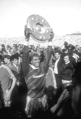 FC Bayern München Borussia Mönchengladbach 6 0 26 04 1986 Goalkeeper Jean Marie Pfaff presents the championship trophy HM