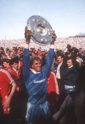 FC Bayern München Borussia Mönchengladbach 6 0 26 04 1986 Goalkeeper Jean Marie Pfaff presents the championship trophy HM