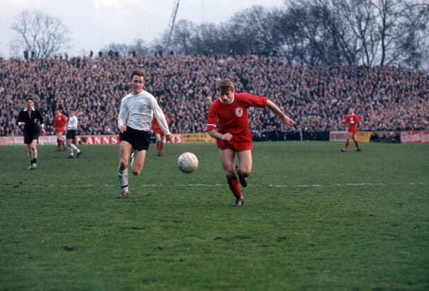 Fulham v Liverpool 25 February 1967, London - Football League Division One - Fulham v Liverpool - John Dempsey of Fulham chases for the ball with Liverpool striker Roger Hunt - Photo: Gerry Cranham Offside. London UK *** Fulham gegen Liverpool 25. Februar 1967, London Football League Division One Fulham gegen Liverpool John Dempsey von Fulham jagt den Ball mit Liverpools Stürmer Roger Hunt Foto Gerry Cranham Abseits London UK  Copyright: xGerryxCranhamx xOffsidexOffside