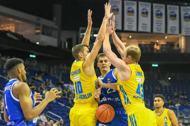 28 09 2021, xlakx, Basketball BBL Bundesliga, Alba Berlin Fraport Skyliners Frankfurt emspor, v l Tim Schneider Alba Berlin No 10 ,Lorenz Brenneke Fraport Skyliners 21 ,Luke Sikma Alba Berlin No 43 Berlin
