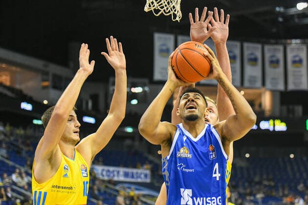 28 09 2021, xlakx, Basketball BBL Bundesliga, Alba Berlin Fraport Skyliners Frankfurt emspor, v l Tim Schneider Alba Berlin No 10 ,Jordan Samare Fraport Skyliners 4 , Berlin.