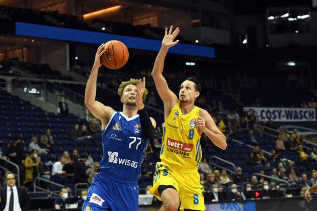 Basketball, men, 2021 2022 season, easyCredit BBL 2 matchday , Alba Berlin Fraport Skyliners Frankfurt, v l Matthew Meredith Fraport Skyliners Frankfurt , Marcus Eriksson Alba Berlin 28 09 2021, Copyright: xSebastianxRäppold MatthiasxKochx