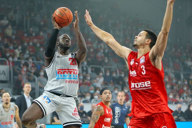 Bamberg, Germany 28 September 2021 1 BBL 2021 2022 Brose Bamberg vs Giessen 46ers v li in duel Rawle Alkins JobStairs Giessen and Dominic Lockhart Brose Bamberg Brose Arena Bayern Copyright: xFotostandx xHilpertx