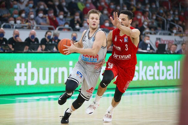 Bamberg, Germany 28 September 2021 1 BBL 2021 2022 Brose Bamberg vs Giessen 46ers v li in duel Bjarne Kraushaar JobStairs Giessen and Dominic Lockhart Brose Bamberg Brose Arena Bayern Copyright: xFotostandx xHilpertx