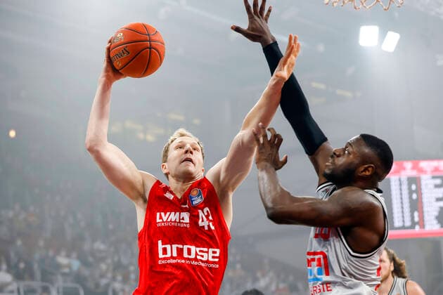 left Christian Sengfelder Brose Bamberg, 43 right 20 Alkins Rawle JobStairs Giessen 46ers Brose Bamberg Giessen 46ers easyCredit BBL Basketball Bundesliga Saison 2021 22 Spieltag 2, 29 09 2021 Bamberg, Brose Arena Copyright: DanielxLöb