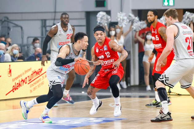 left 05 Kyan Anderson JobStairs Giessen 46ers right Justin Robinson Brose Bamberg, 12 Brose Bamberg Giessen 46ers easyCredit BBL Basketball Bundesliga Saison 2021 22 Spieltag 2, 29 09 2021 Bamberg, Brose Arena Copyright: DanielxLöb