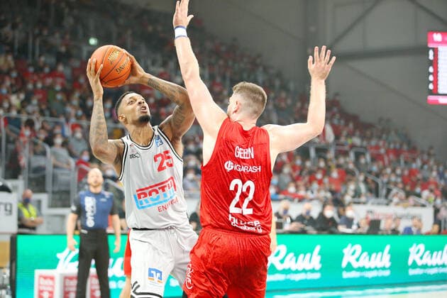Bamberg, Germany 28 September 2021 1 BBL 2021 2022 Brose Bamberg vs Giessen 46ers v li in duel Phillip Fayne JobStairs Giessen and Martinas Geben Brose Bamberg Brose Arena Bayern Copyright: xFotostandx xHilpertx