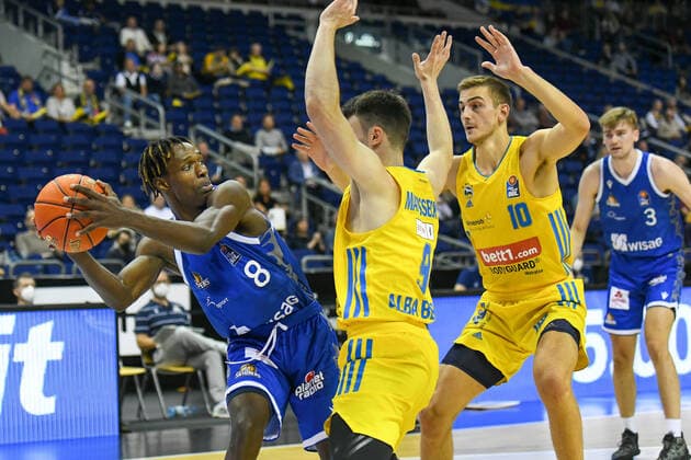 28 09 2021, xlakx, Basketball BBL Bundesliga, Alba Berlin Fraport Skyliners Frankfurt emspor, v l Brancou Badio Fraport Skyliners 8 ,Jonas Mattisseck Alba Berlin No 9 ,Tim Schneider Alba Berlin No 10 Berlin