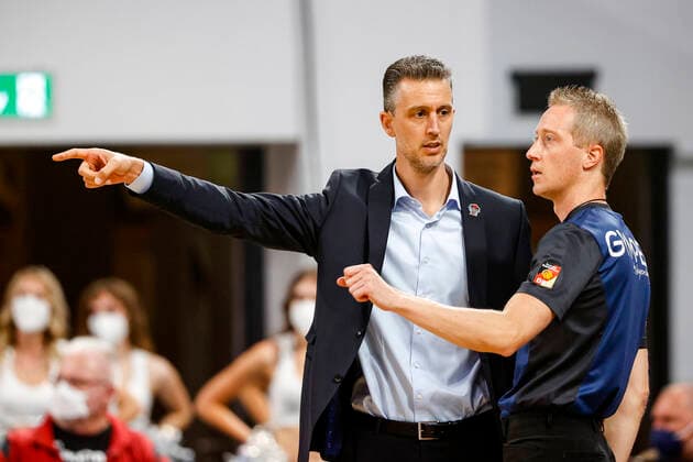 left Headcoach Pete Strobl JobStairs Giessen 46ers Brose Bamberg Giessen 46ers easyCredit BBL Basketball Bundesliga Saison 2021 22 Spieltag 2, 29 09 2021 Bamberg, Brose Arena Copyright: DanielxLöb