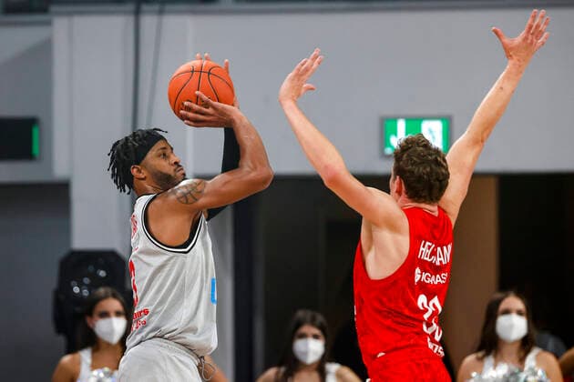 left 03 Brayon Blake JobStairs Giessen 46ers right Patrick Heckmann Brose Bamberg, 33 Brose Bamberg Giessen 46ers easyCredit BBL Basketball Bundesliga Saison 2021 22 Spieltag 2, 29 09 2021 Bamberg, Brose Arena Copyright: DanielxLöb