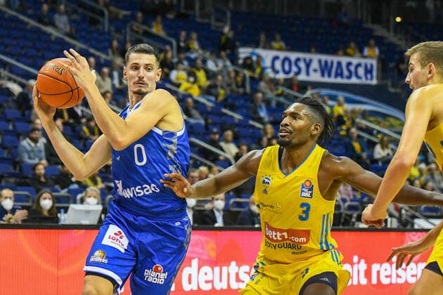 28 09 2021, xlakx, Basketball BBL Bundesliga, Alba Berlin Fraport Skyliners Frankfurt emspor, v l Lukas Wank Fraport Skyliners 0 ,Jaleen Smith Alba Berlin No 3 Berlin